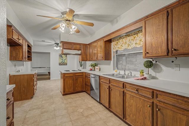 139 Spanish Moss Lane, Lake Jackson, TX 77566