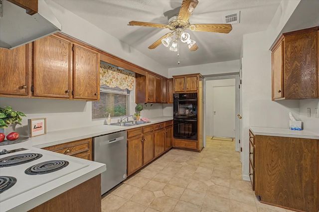 139 Spanish Moss Lane, Lake Jackson, TX 77566