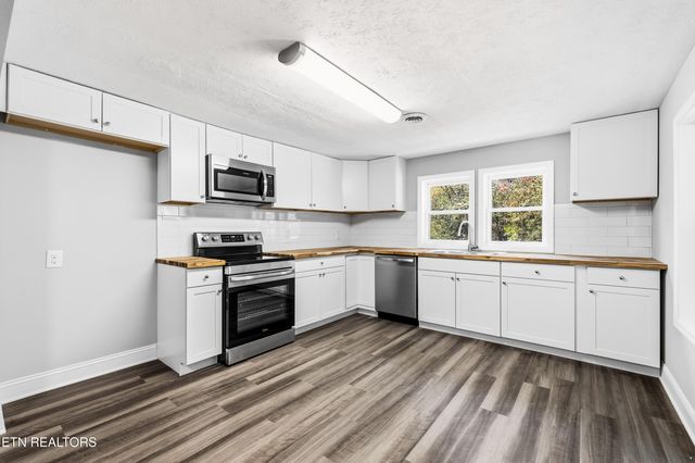 1954 Bluff Rd, Harriman, TN 37748