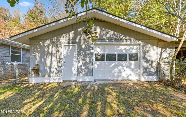 1954 Bluff Rd, Harriman, TN 37748