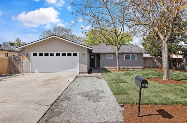 1631 S Michael Court, Visalia, CA 93292