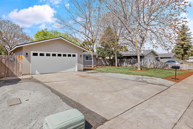 1631 S Michael Court, Visalia, CA 93292