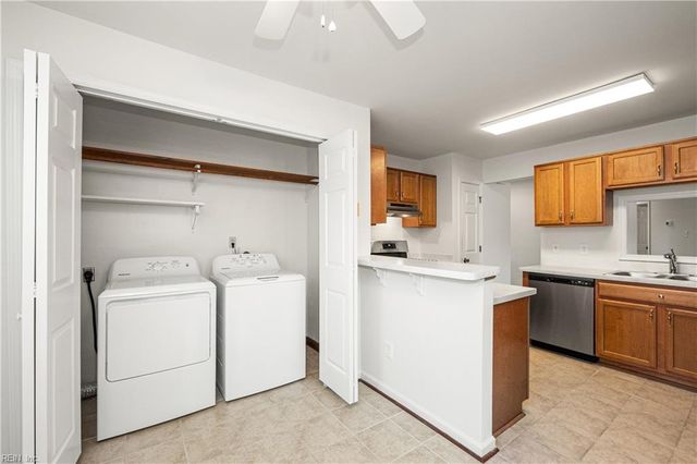 832 Daimler DR, Virginia Beach, VA 23454