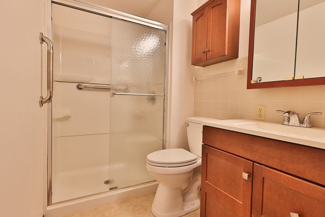 909 W 1st Street 2, Pella, IA 50219