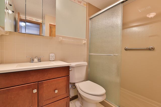 909 W 1st Street 2, Pella, IA 50219