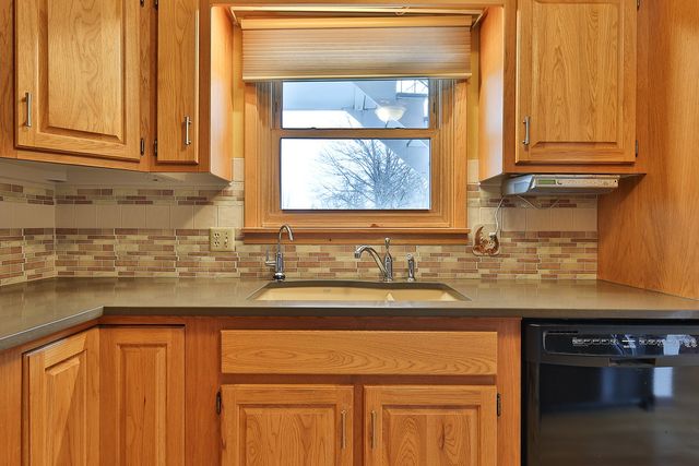 909 W 1st Street 2, Pella, IA 50219