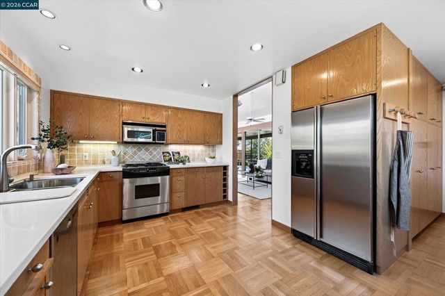 20 Donald Dr, Orinda, CA 94563