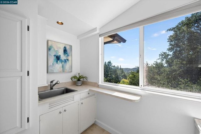 20 Donald Dr, Orinda, CA 94563