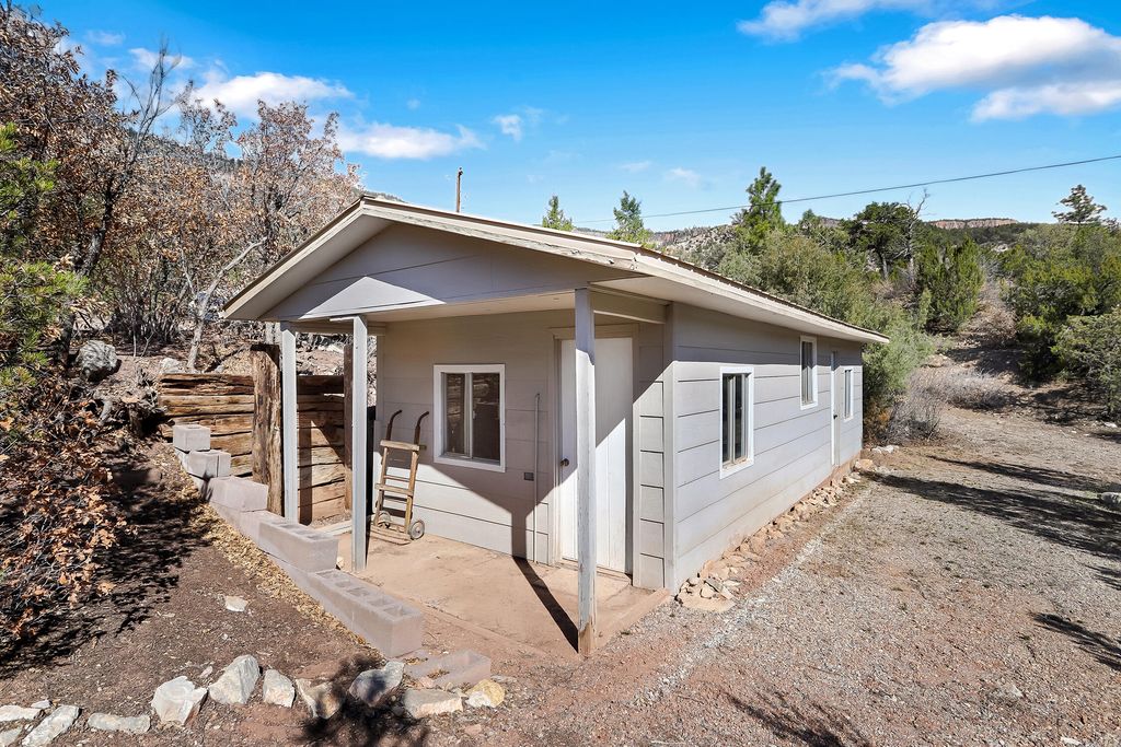 Image 4 of property listing at 87 Redondo Road, Jemez Springs, NM 87025
