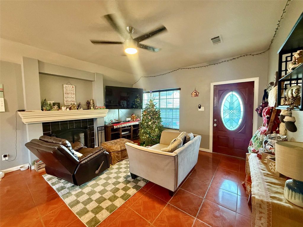 305 Maple LN, Elgin, TX 78621