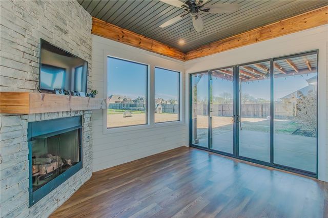 2386 Riverfront Lane, Fayetteville, AR 72703