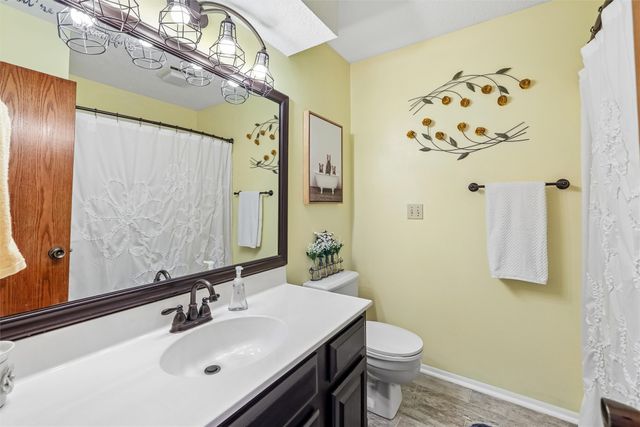 1070 50th Street 13E, West Des Moines, IA 50266
