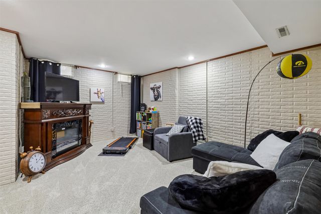 1070 50th Street 13E, West Des Moines, IA 50266