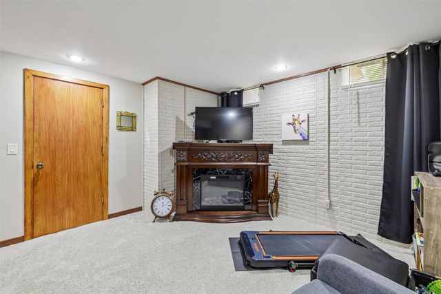 1070 50th Street 13E, West Des Moines, IA 50266
