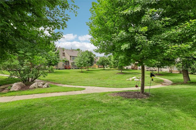 1070 50th Street 13E, West Des Moines, IA 50266
