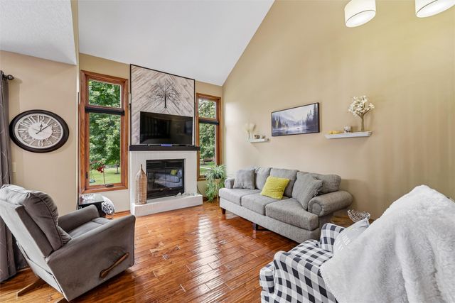 1070 50th Street 13E, West Des Moines, IA 50266
