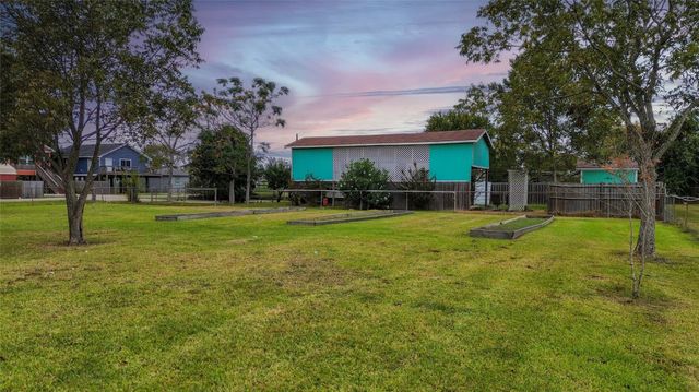 1045 12th Street, Dickinson, TX 77539