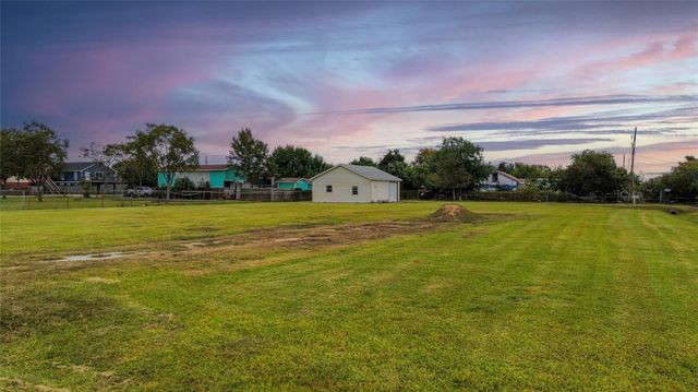 1045 12th Street, Dickinson, TX 77539