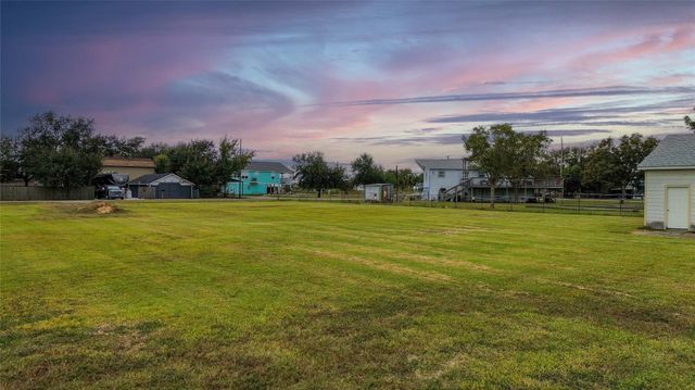 1045 12th Street, Dickinson, TX 77539