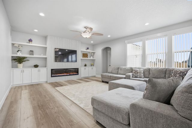 1313 N Rd 59, Pasco, WA 99301