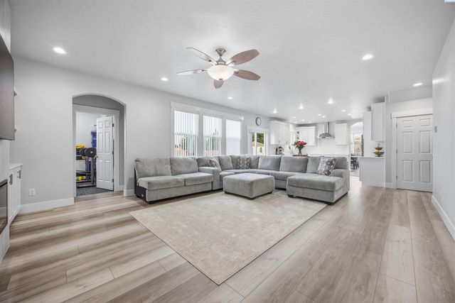 1313 N Rd 59, Pasco, WA 99301