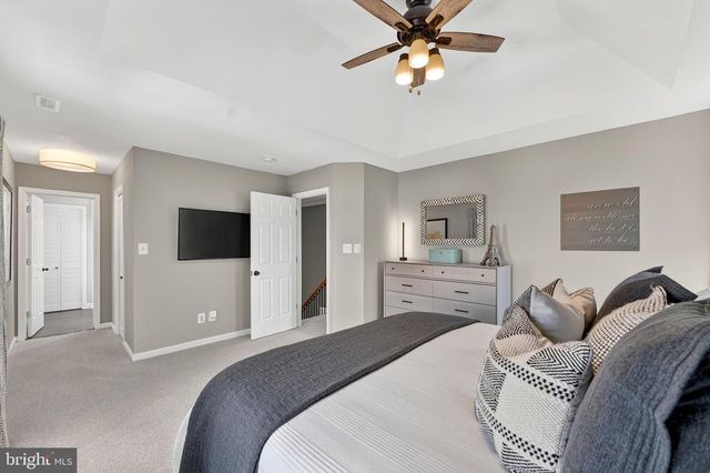 233 BREEZEWOOD DR, Warrenton, VA 20186