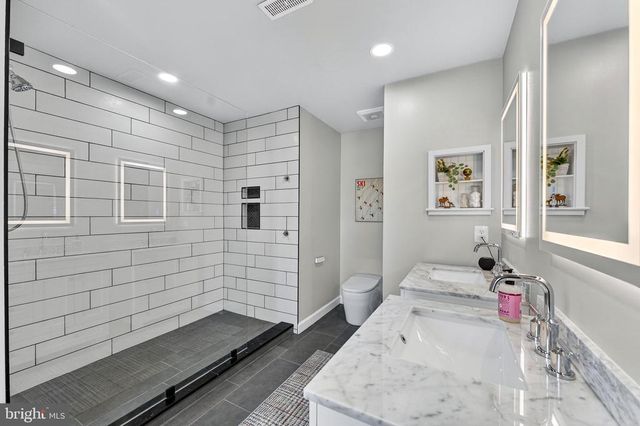 233 BREEZEWOOD DR, Warrenton, VA 20186