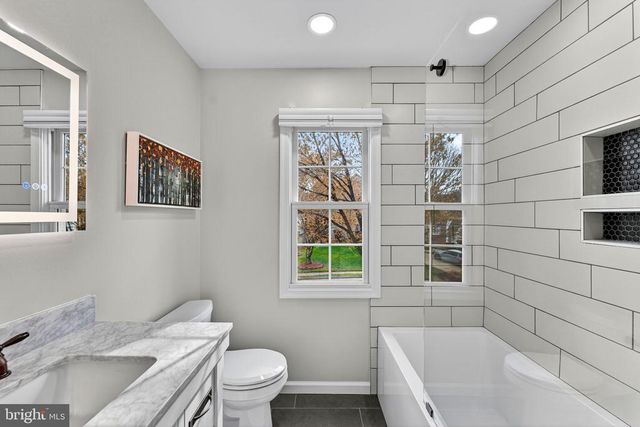 233 BREEZEWOOD DR, Warrenton, VA 20186