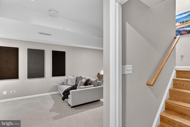 233 BREEZEWOOD DR, Warrenton, VA 20186