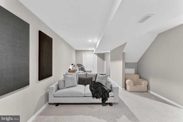 233 BREEZEWOOD DR, Warrenton, VA 20186