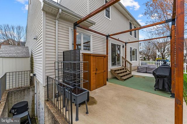 233 BREEZEWOOD DR, Warrenton, VA 20186