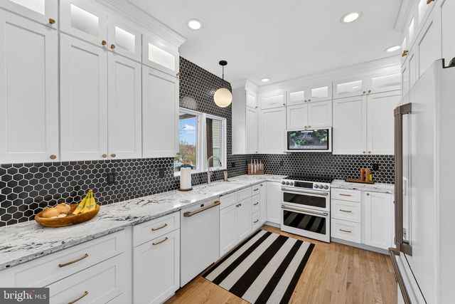 233 BREEZEWOOD DR, Warrenton, VA 20186