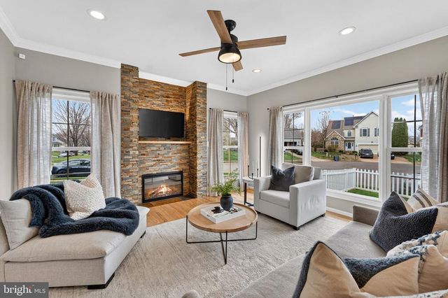 233 BREEZEWOOD DR, Warrenton, VA 20186