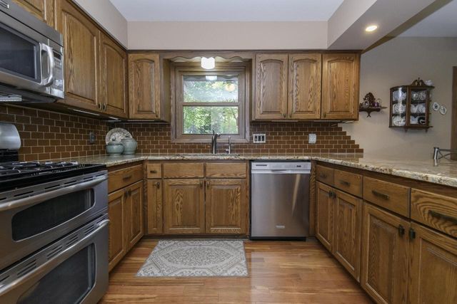 2204 Hunting Ridge ROAD, Waukesha, WI 53188