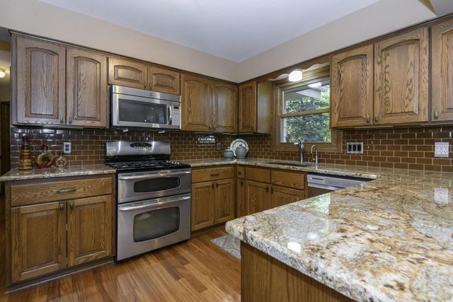 2204 Hunting Ridge ROAD, Waukesha, WI 53188