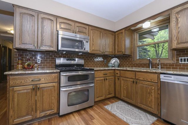 2204 Hunting Ridge ROAD, Waukesha, WI 53188