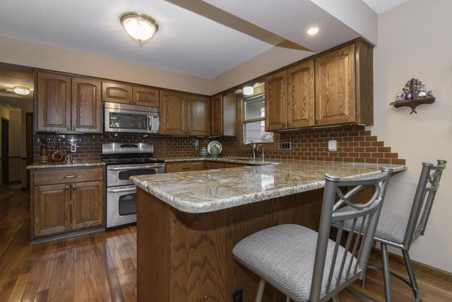 2204 Hunting Ridge ROAD, Waukesha, WI 53188
