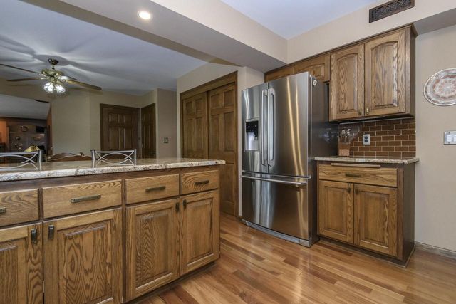 2204 Hunting Ridge ROAD, Waukesha, WI 53188