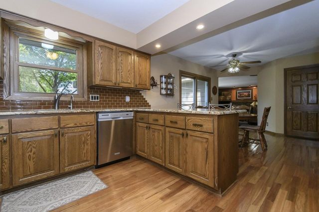 2204 Hunting Ridge ROAD, Waukesha, WI 53188