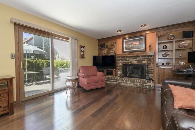 2204 Hunting Ridge ROAD, Waukesha, WI 53188