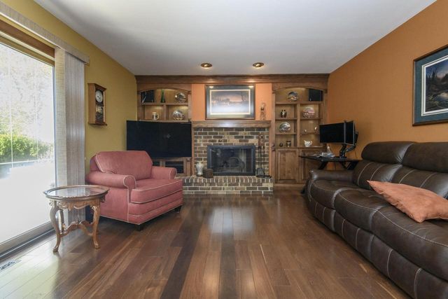 2204 Hunting Ridge ROAD, Waukesha, WI 53188