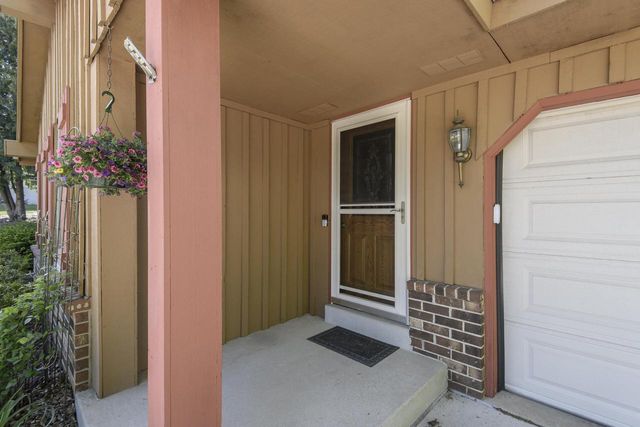 2204 Hunting Ridge ROAD, Waukesha, WI 53188