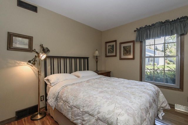 2204 Hunting Ridge ROAD, Waukesha, WI 53188