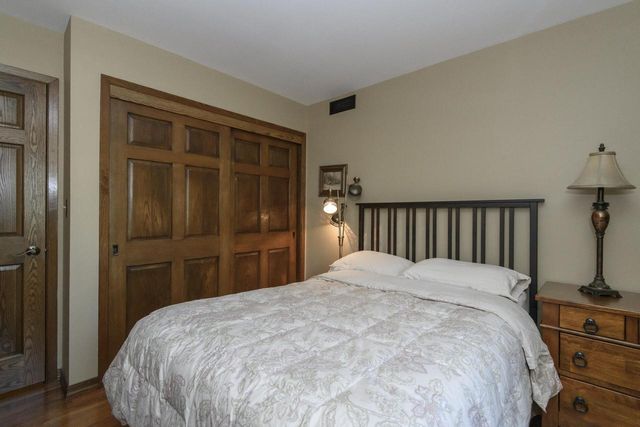 2204 Hunting Ridge ROAD, Waukesha, WI 53188