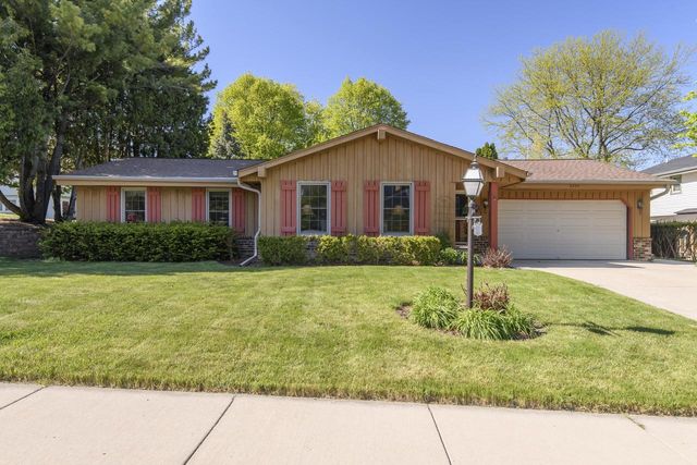 2204 Hunting Ridge ROAD, Waukesha, WI 53188