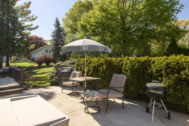 2204 Hunting Ridge ROAD, Waukesha, WI 53188