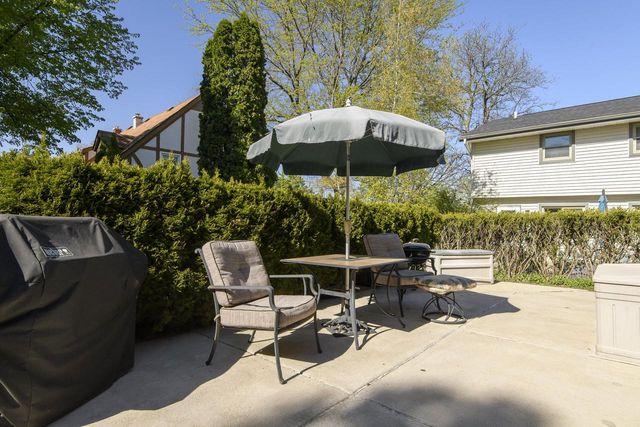 2204 Hunting Ridge ROAD, Waukesha, WI 53188