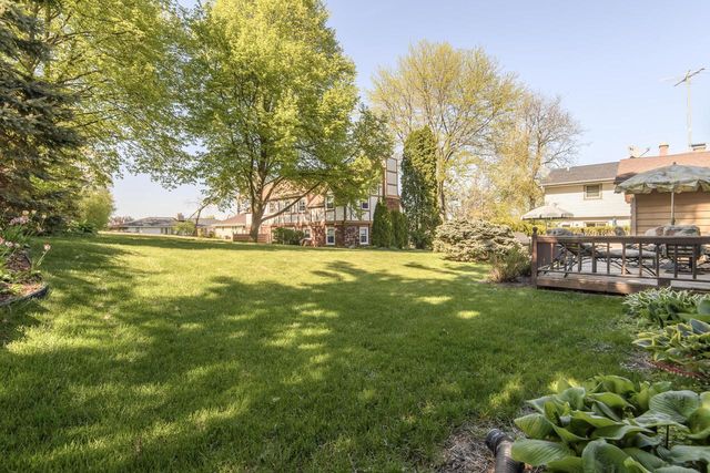 2204 Hunting Ridge ROAD, Waukesha, WI 53188