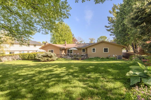 2204 Hunting Ridge ROAD, Waukesha, WI 53188