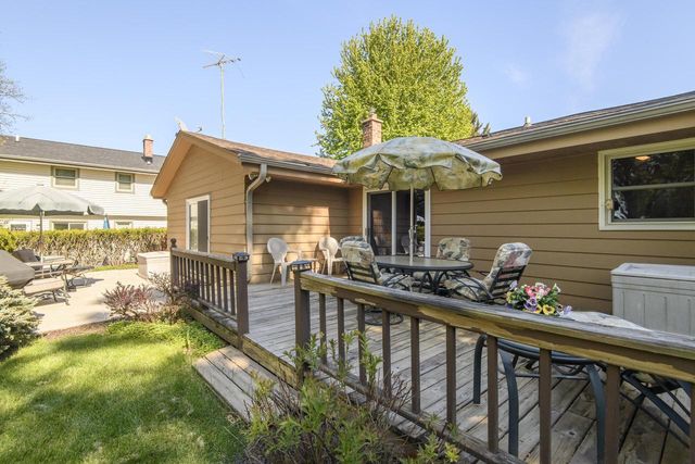 2204 Hunting Ridge ROAD, Waukesha, WI 53188